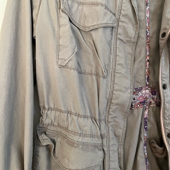 XS Old Navy Zippered Utility Jacket w/Internal Floral Accents - Picture 4 of 9